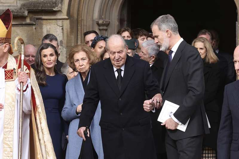 Los Reyes Felipe VI y Don Juan Carlos, en el funeral de Constantino de Grecia
